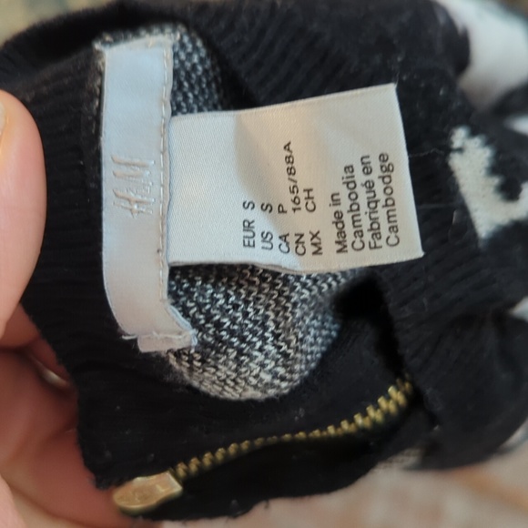 Zippered back H&M sweater - Picture 3 of 3